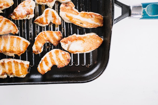 Filete de pollo asado en una sartén