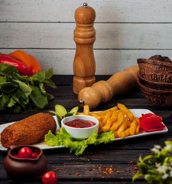 Filete de pollo frito crujiente servido con papas fritas y salsa de tomate