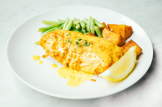 Filete de pollo frito con limón y vegetales