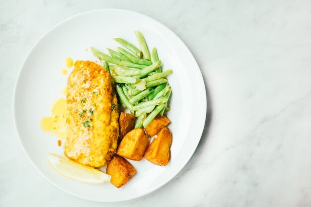 Filete de pollo frito con limón y vegetales