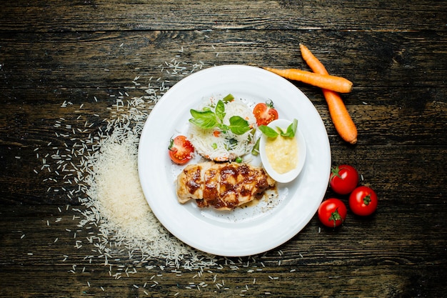 Filete de pollo con huevo y arroz.