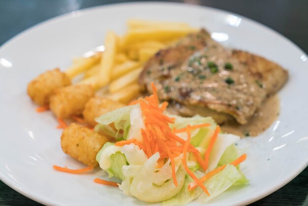 Filete de pollo y salsa de pimientos