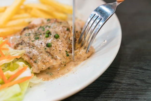 Filete de pollo y salsa de pimientos