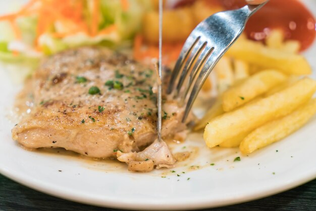 Filete de pollo y salsa de pimientos