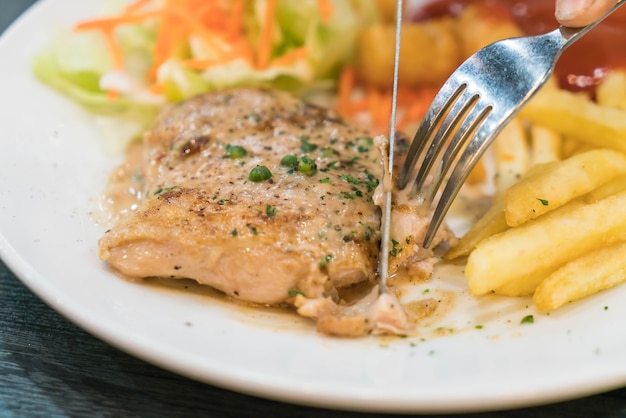 Filete de pollo y salsa de pimientos