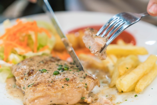 Filete de pollo y salsa de pimientos