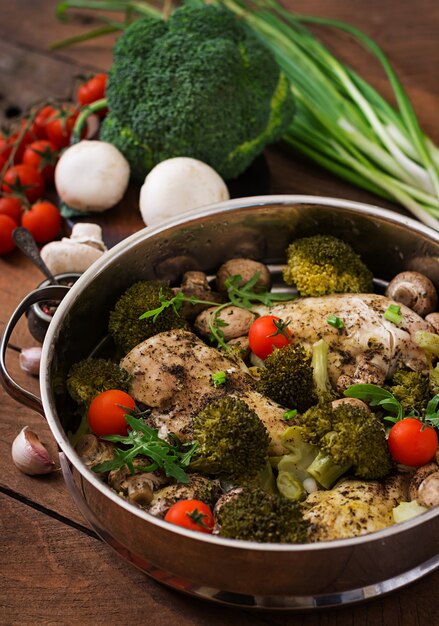 Filete de pollo con verduras al vapor. Menú dietético Nutrición apropiada.