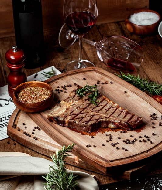 filete de res adornado con hierbas secas y pimienta negra