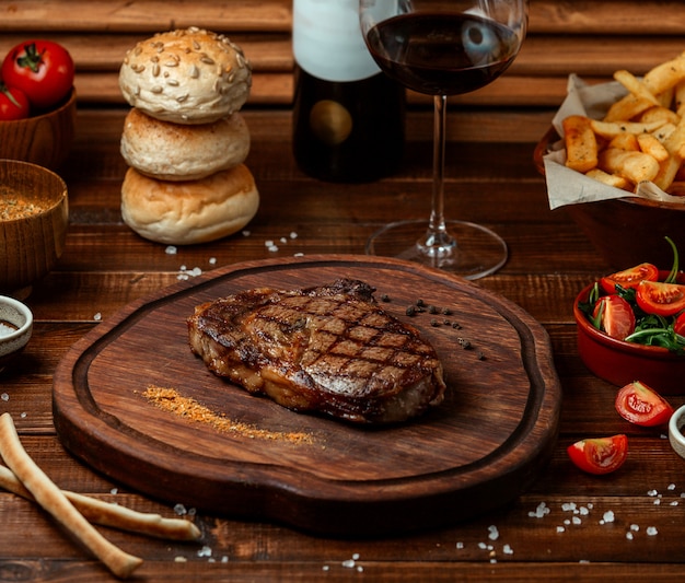 Filete de res frito sobre tabla de madera