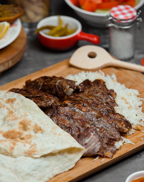 filete de res a la parrilla sobre arroz