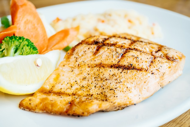 Foto gratuita filete de salmón a la carne