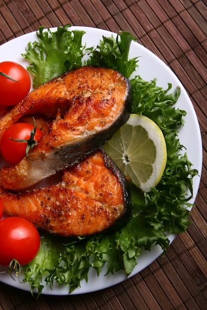 Filete de salmón cocido, hierbas, limón, ajo, aceite de oliva y tomate.