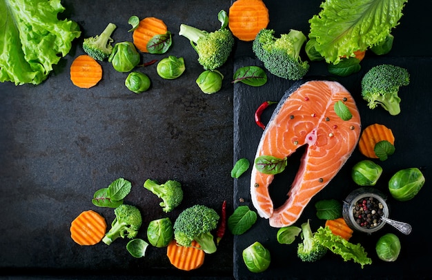 Filete de salmón crudo e ingredientes para cocinar. Vista superior