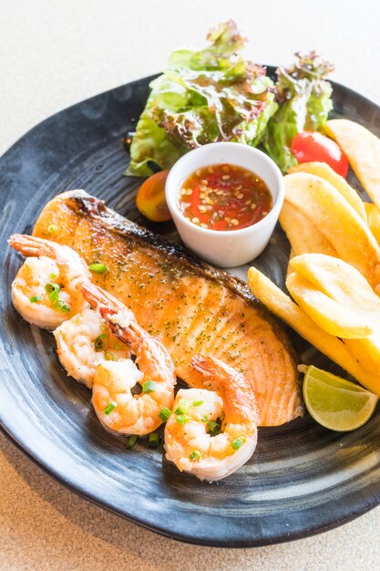 Filete de salmón y gambas a la parrilla