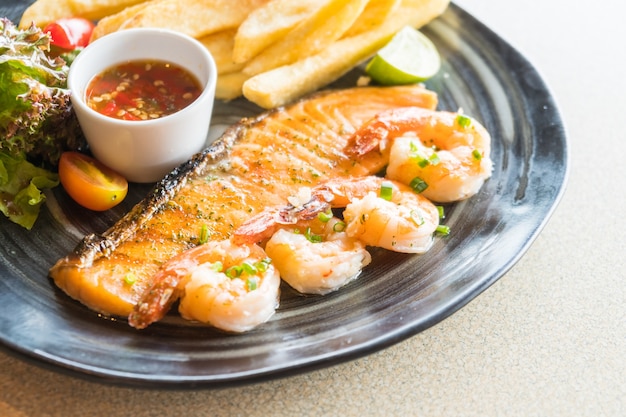 Foto gratuita filete de salmón y gambas a la parrilla