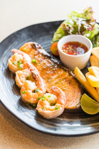 Filete De Salmón Y Gambas A La Parrilla