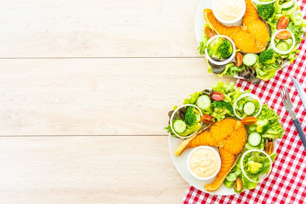 Filete De Salmón A La Parrilla Con Verduras Frescas