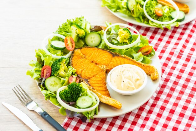 Filete De Salmón A La Parrilla Con Verduras Frescas