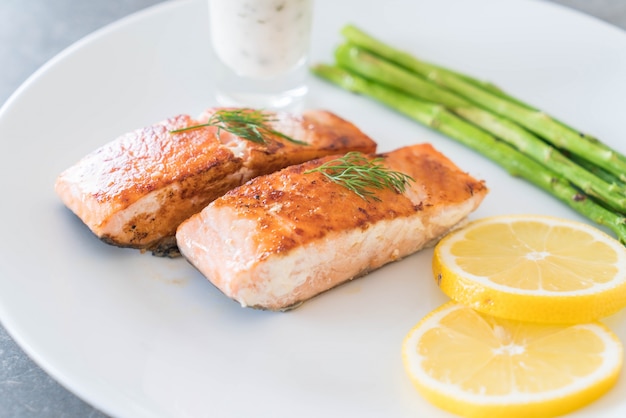 Foto gratuita filete de salmón a la parrilla