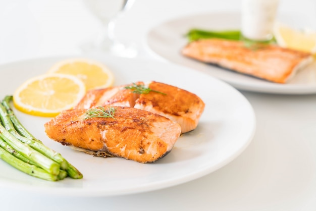 Foto gratuita filete de salmón a la parrilla