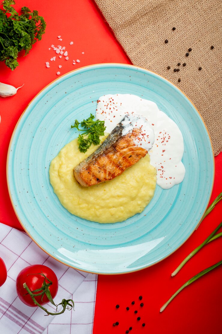 Foto gratuito filete de salmón con puré de papas y crema agria