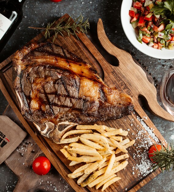 Filete servido con papas fritas y ensalada