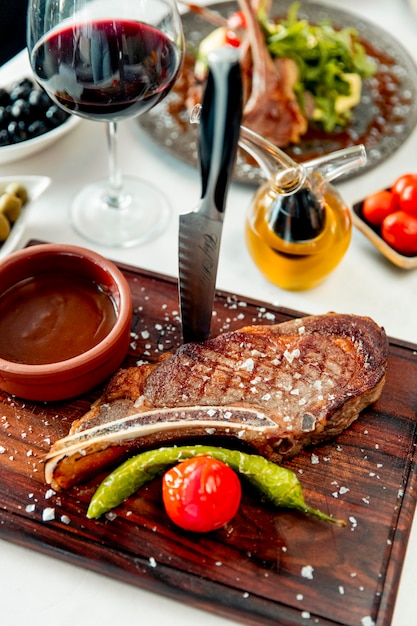 Filete servido con salsa de pimiento y salsa de tomate