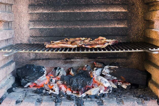 Filete de ternera asado en la parrilla de la barbacoa