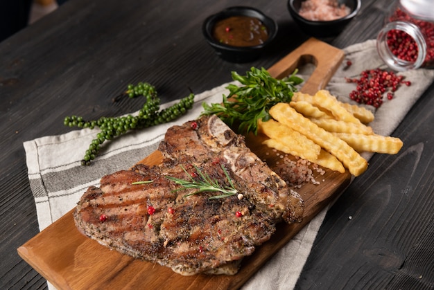 Foto gratuita filete de ternera con papas fritas y pimiento rojo