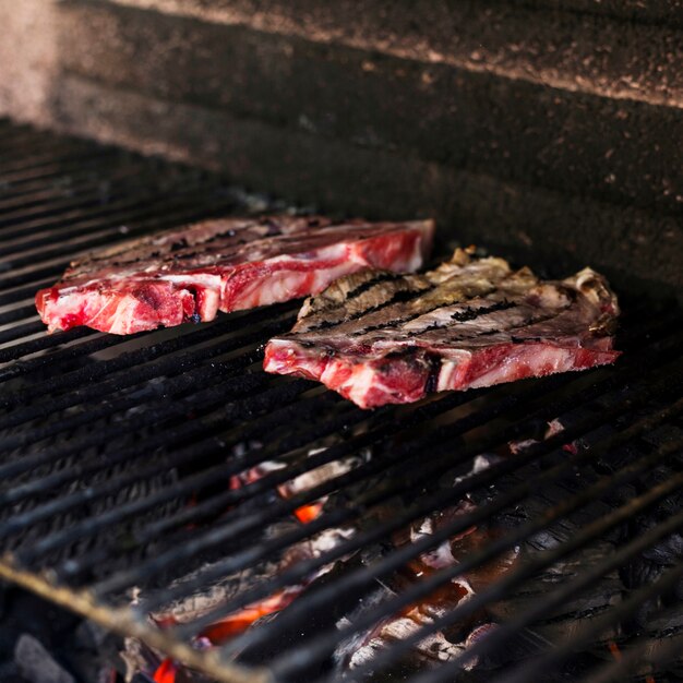 Filete de ternera sobre plancha de metal a la parrilla en la barbacoa