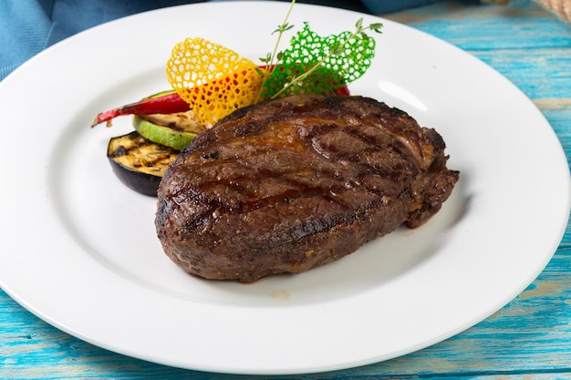 Filete de ternera en una tabla de madera