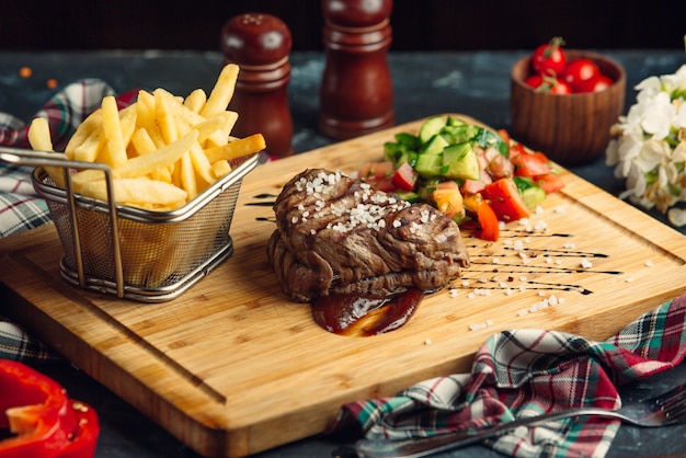 Filete de ternera con tomate cherry y papas fritas