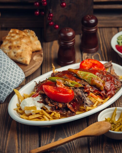 Filete con tomate fresco y pimiento