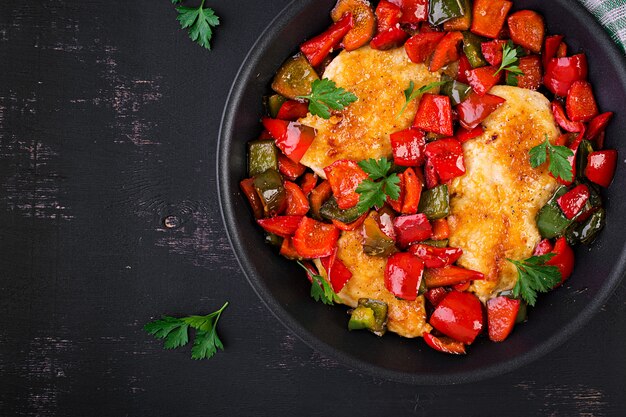 Filetes de pollo a la parrilla y pimiento dulce a la parrilla sartén de hierro