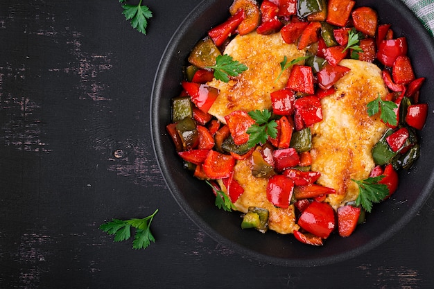 Filetes de pollo a la parrilla y pimiento dulce a la parrilla sartén de hierro