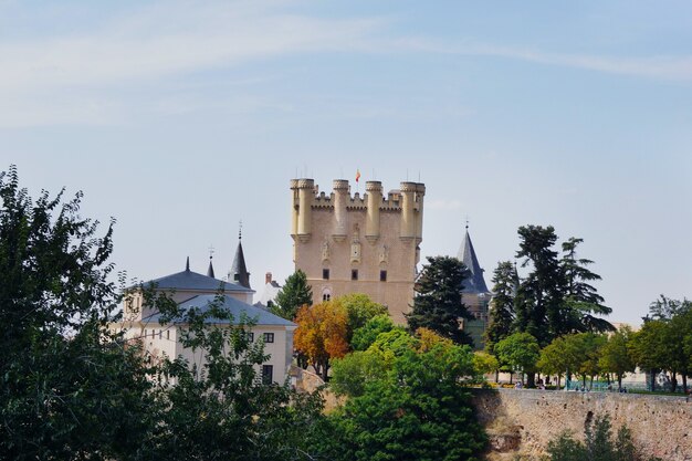 Filmación diurna del Alcázar de Segovia en Segovia, España