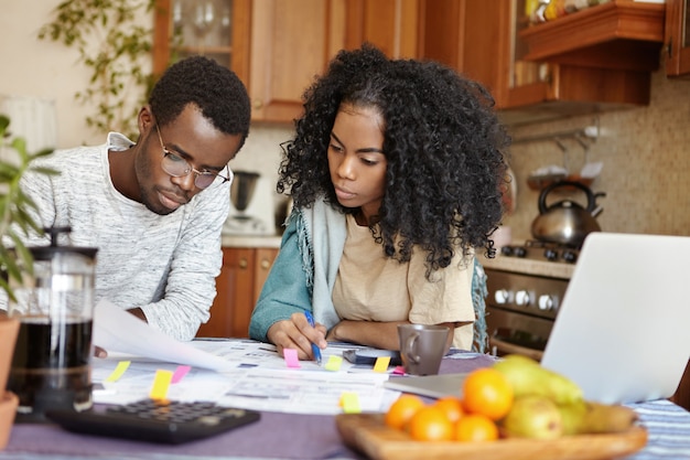 Filmación en interiores de la joven familia africana analizando sus finanzas