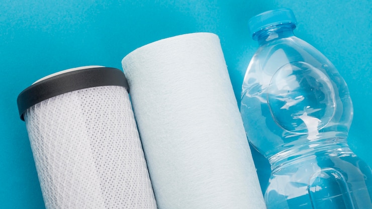 Foto gratuito filtros de agua y botella de agua de plástico.