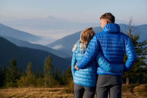 Fin de semana soleado de pareja joven en las montañas