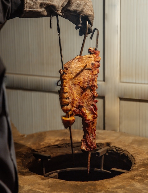 Foto gratuita finamente cocinado kebab de carne dentro de tandir.