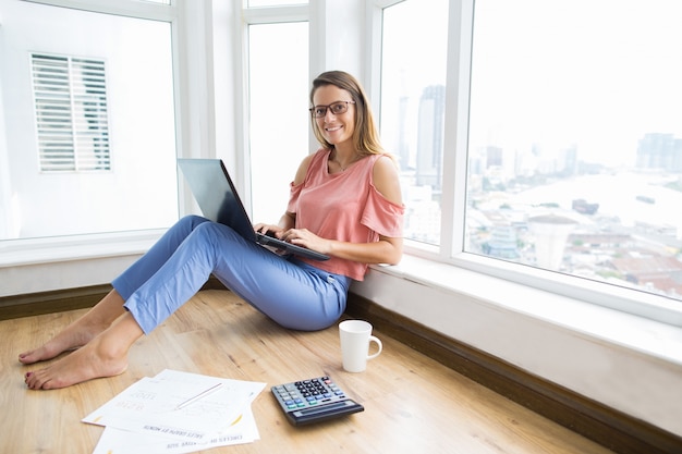 Financiero mujer inteligente trabajando en la computadora portátil