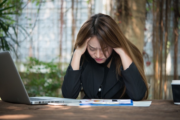 Finanzas de adultos de negocios chica de negocios