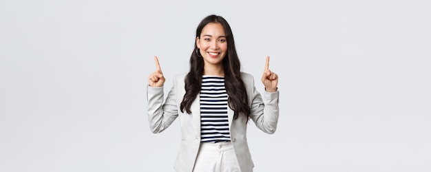 Finanzas empresariales y empleo concepto de empresarias exitosas Mujer de negocios asiática sonriente segura de sí misma señalando con el dedo a un trabajador de bienes raíces que muestra una propuesta perfecta