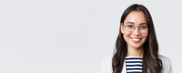 Finanzas empresariales y empleo mujeres emprendedoras exitosas concepto primer plano de bea asiática sonriente