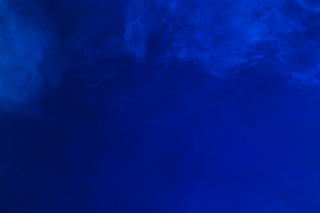 Fino humo en azul