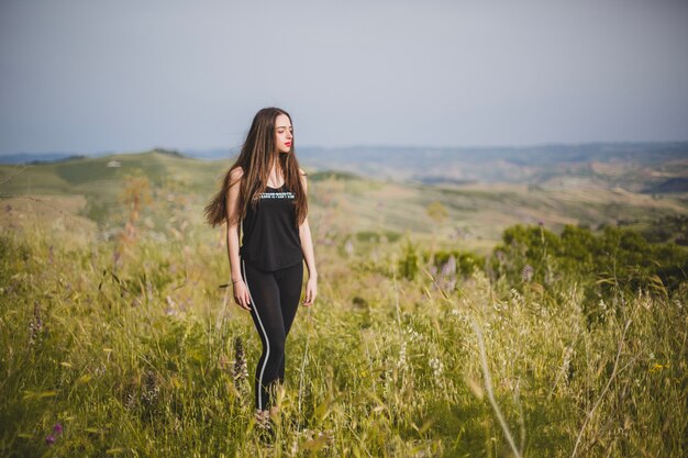 Fir mujer en el campo