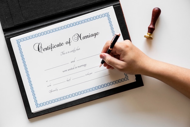 Foto gratuita firma de mano en la certificación de matrimonio