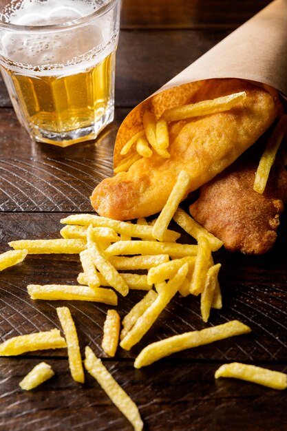 Fish and chips en cono de papel con cerveza