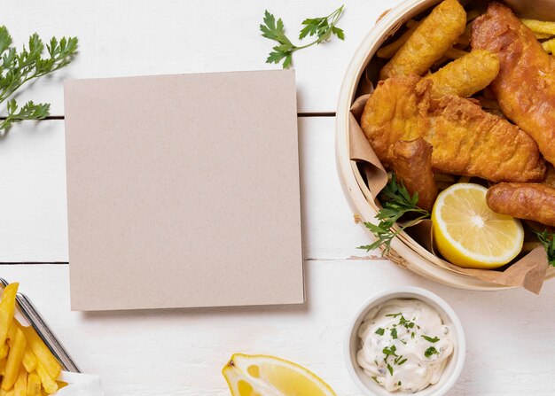 Fish and chips en un tazón con limón y tarjeta