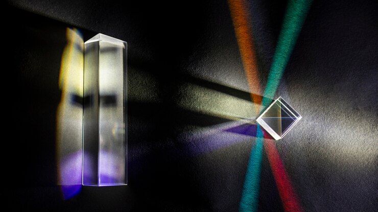Foto gratuito física óptica rayo refracción prisma cúbico